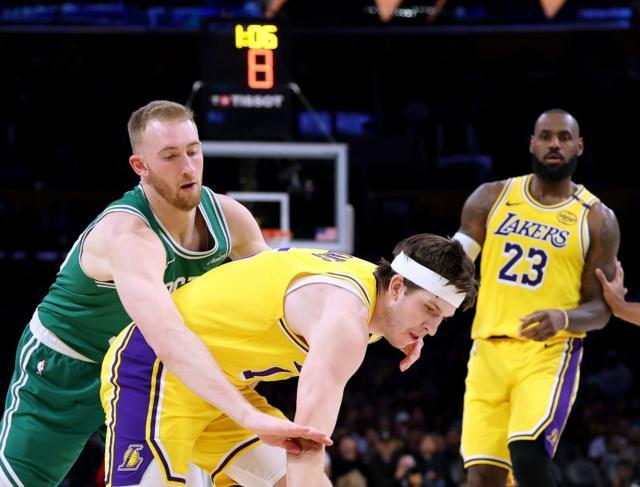 九游体育APP-大破绿军！湖人三叉戟渐入佳境，双塔战术显威