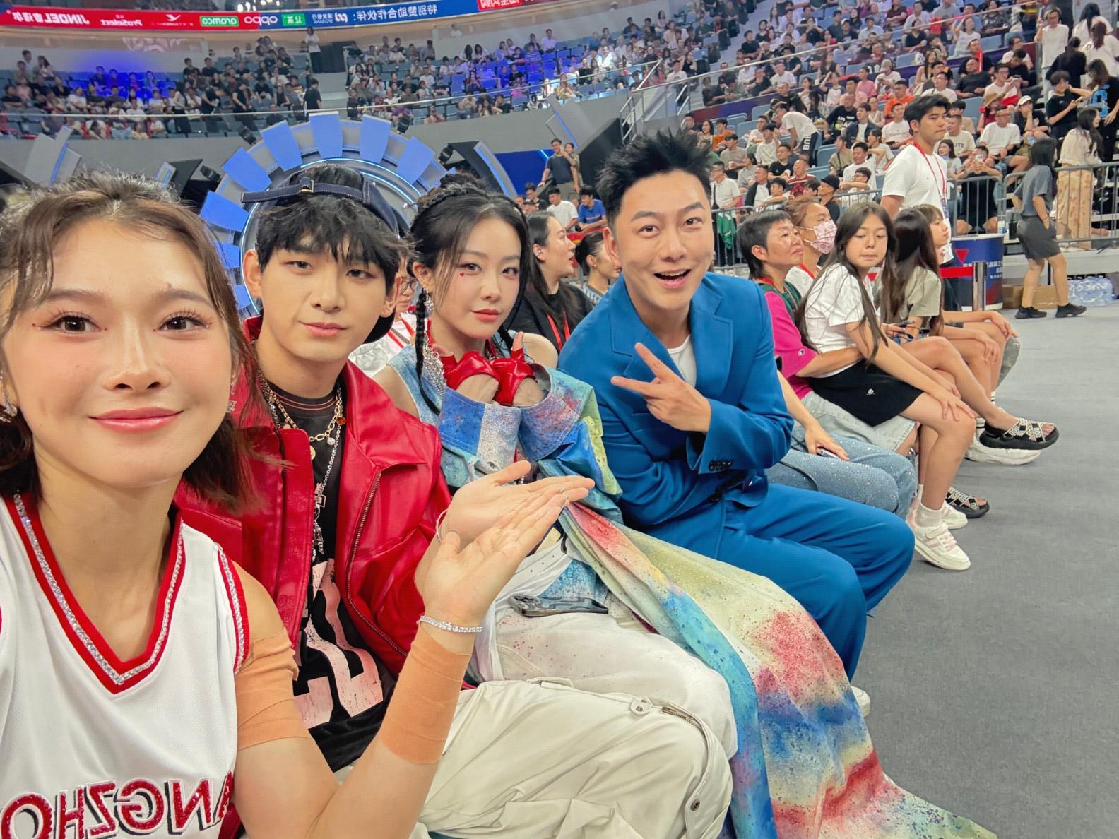 梦幻联动，吴艳妮晒和姚明、库兹马、杰伦-布朗等人的合影