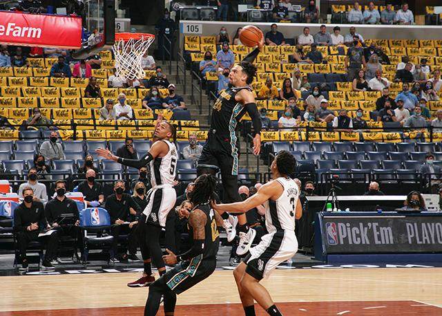 九游体育APP-【观察】连续2年无缘季后赛 废墟之中,马刺苦等光明